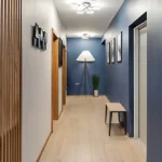 Corredor de andar em condomínio residencial, livre de obstáculos, limpo e seguro