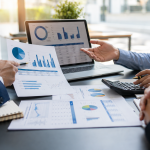 Profissionais analisando o planejamento financeiro do condomínio com relatórios de receitas, despesas e orçamento.